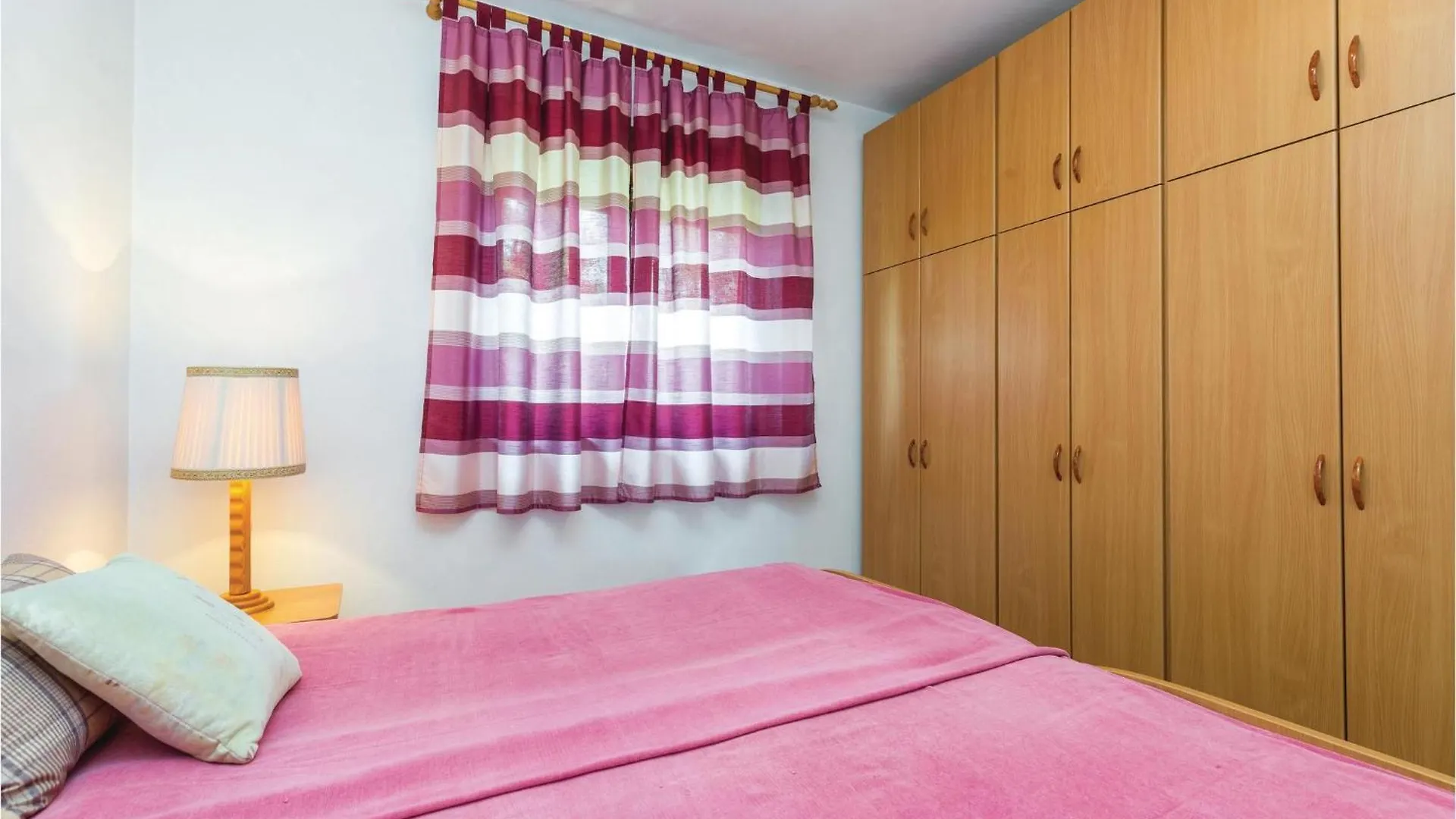 Cozy Apartment In Novi Vinodolski With Kitchen